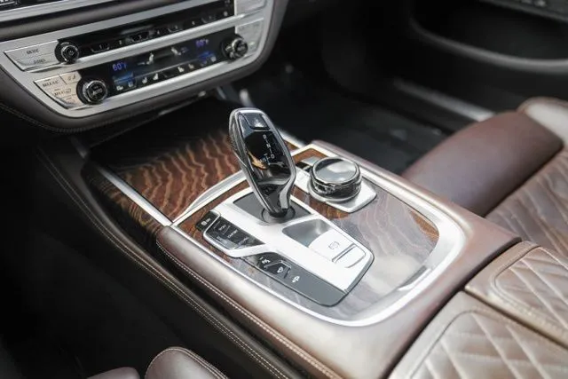 BMW 7 Series photo 30