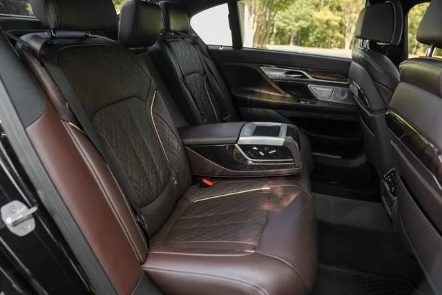 BMW 7 Series photo 38