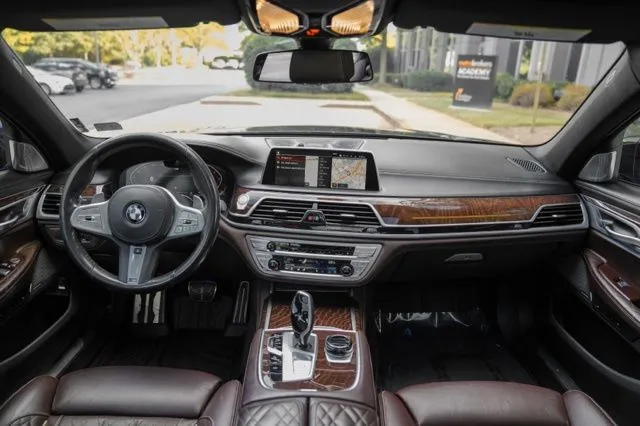 BMW 7 Series photo 17
