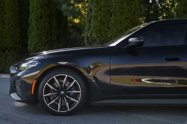 BMW i4 photo 6