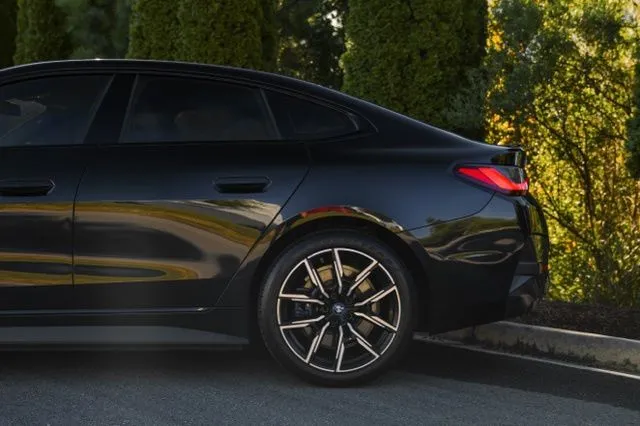 BMW i4 photo 7