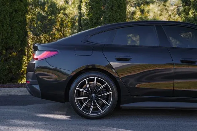 BMW i4 photo 9