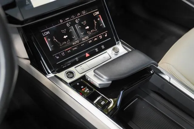 Audi Q8 Sportback e-tron photo 33