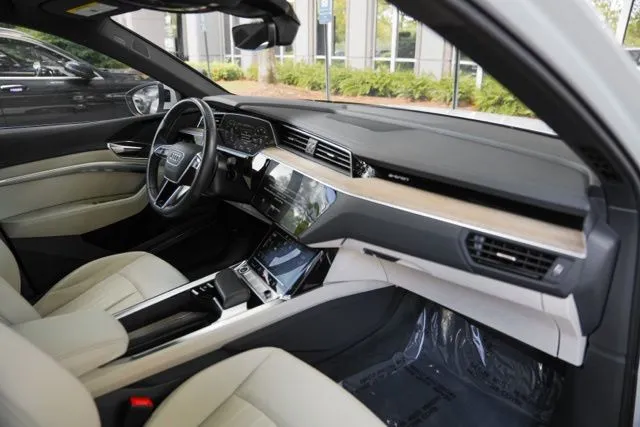 Audi Q8 Sportback e-tron photo 21