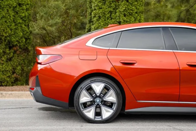 BMW i4 photo 9