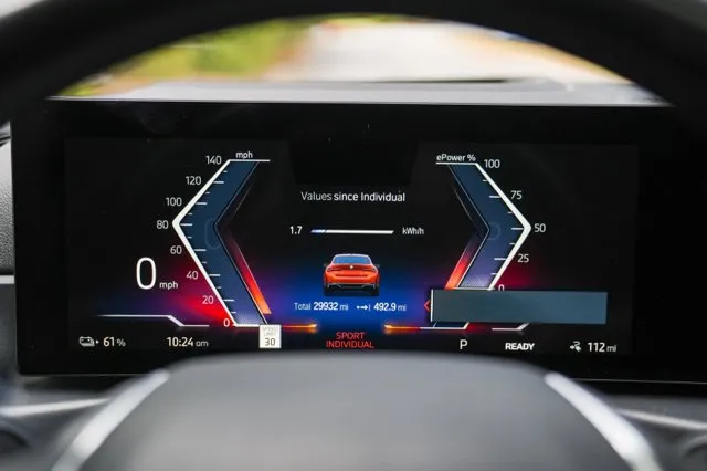BMW i4 photo 31