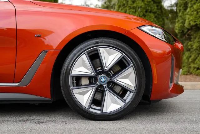 BMW i4 photo 11