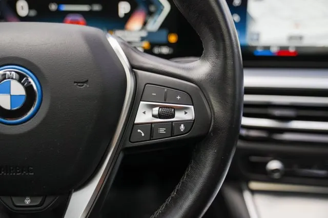 BMW i4 photo 30