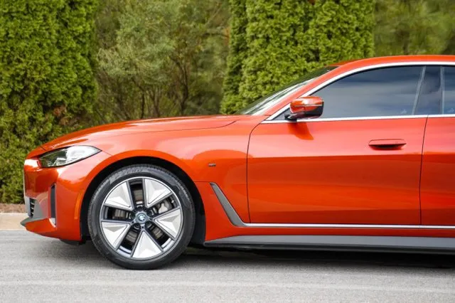 BMW i4 photo 6