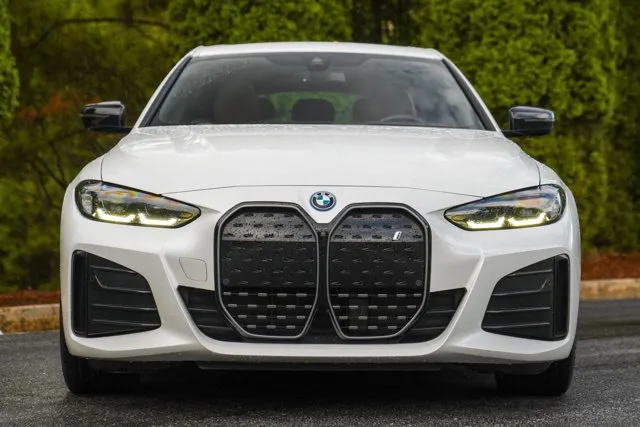 BMW i4 photo 13