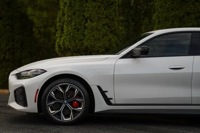 BMW i4 photo 6
