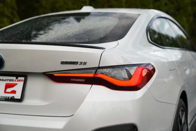BMW i4 photo 12