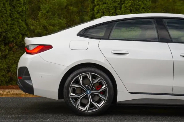 BMW i4 photo 9