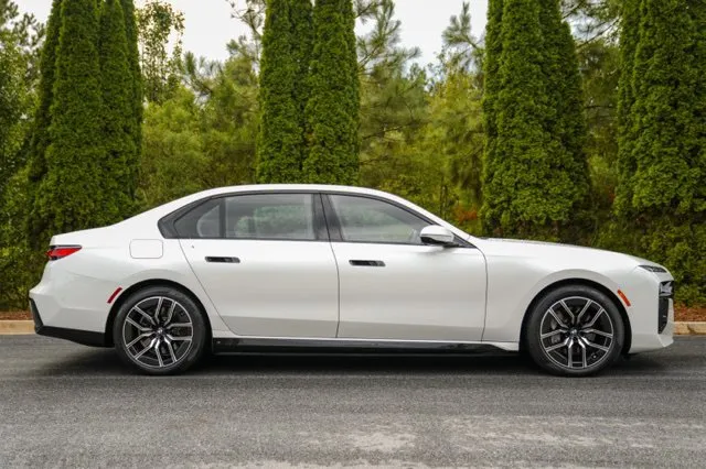 BMW i7 photo 8