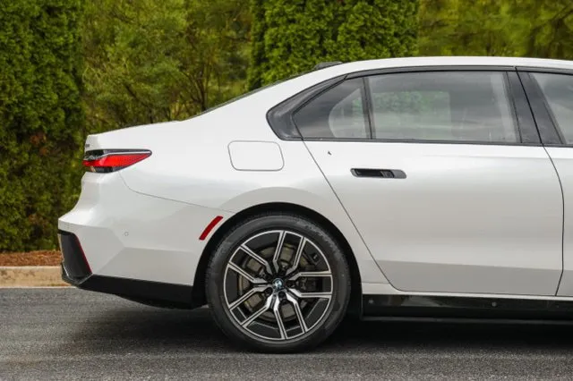 BMW i7 photo 9