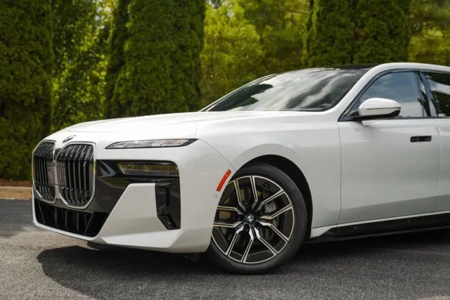 BMW i7 photo 3