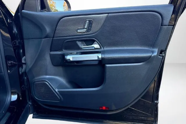 Mercedes-Benz GLB photo 29