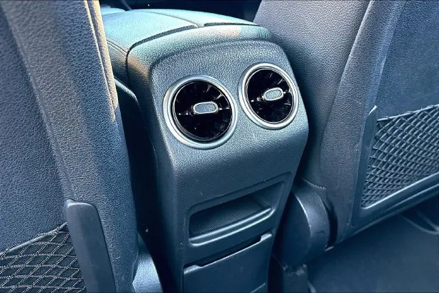 Mercedes-Benz GLB photo 12