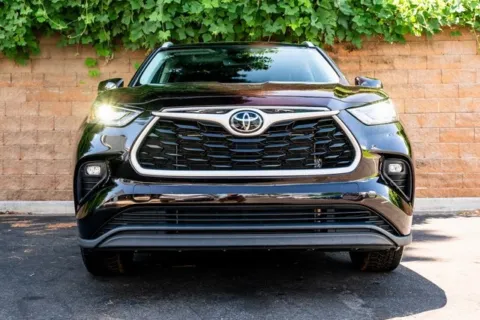 Photos of 2022 Toyota Highlander XLE for sale in Duluth, GA at Gravity Autos Duluth