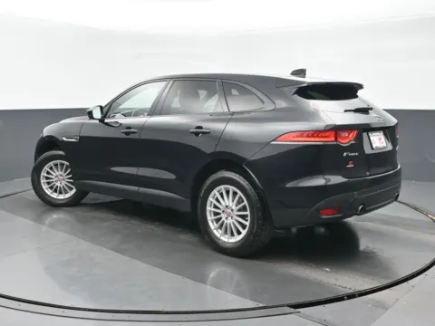More photos of 2017 Jaguar F-PACE 35t at Gravity Autos Chicago, IL