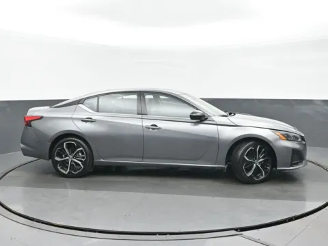 Photos of 2023 Nissan Altima 2.5 SR for sale in Highland Park, IL at Gravity Autos Chicago
