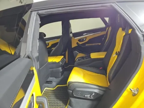 More photos of 2019 Lamborghini Urus at Gravity Autos Chicago, IL