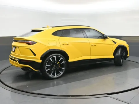 Another view of 2019 Lamborghini Urus for sale in Highland Park, IL at Gravity Autos Chicago