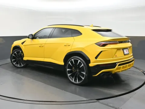 More photos of 2019 Lamborghini Urus at Gravity Autos Chicago, IL