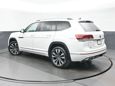 More photos of 2021 Volkswagen Atlas 3.6L V6 SEL R-Line at Gravity Autos Chicago, IL