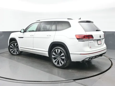 More photos of 2021 Volkswagen Atlas 3.6L V6 SEL R-Line at Gravity Autos Chicago, IL