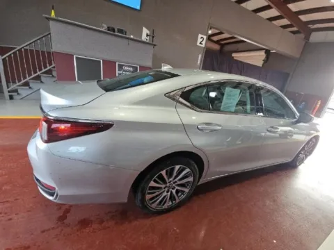 Photos of 2021 Lexus ES 250 for sale in Highland Park, IL at Gravity Autos Chicago