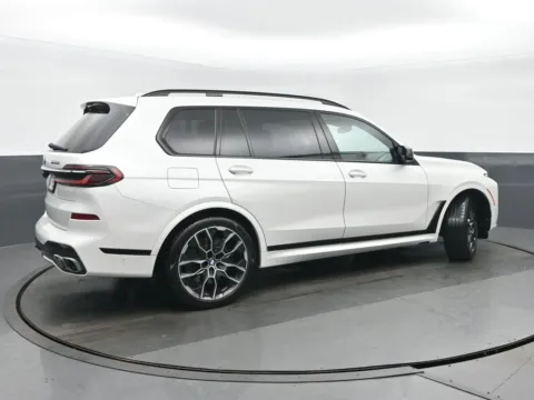 Another view of 2023 BMW X7 M60i for sale in Highland Park, IL at Gravity Autos Chicago