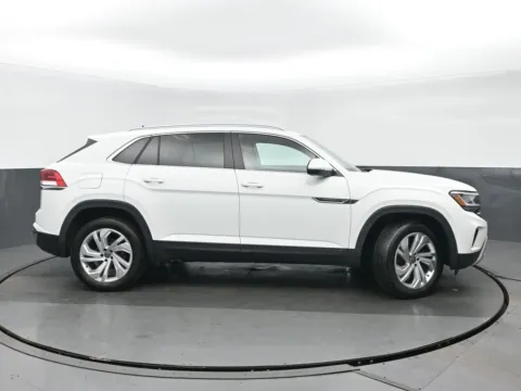 Photos of 2020 Volkswagen Atlas Cross Sport 2.0T SEL for sale in Highland Park, IL at Gravity Autos Chicago