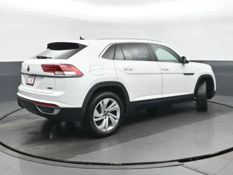 Another view of 2020 Volkswagen Atlas Cross Sport 2.0T SEL for sale in Highland Park, IL at Gravity Autos Chicago