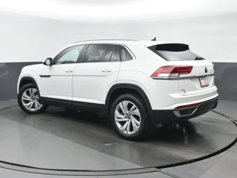 More photos of 2020 Volkswagen Atlas Cross Sport 2.0T SEL at Gravity Autos Chicago, IL