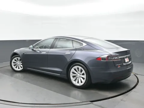 More photos of 2018 Tesla Model S 75D at Gravity Autos Chicago, IL