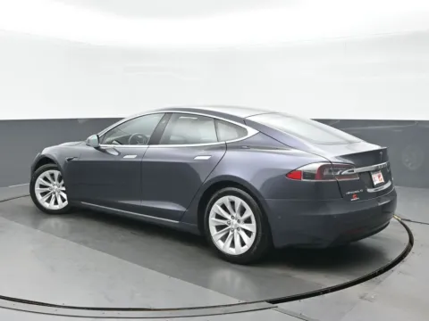 More photos of 2018 Tesla Model S 75D at Gravity Autos Chicago, IL