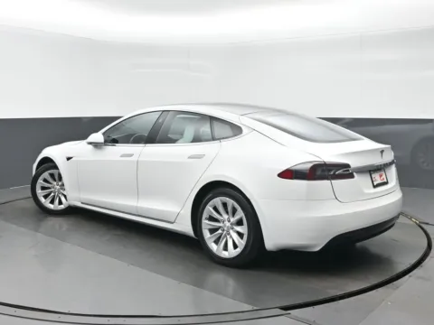 More photos of 2020 Tesla Model S Long Range Plus at Gravity Autos Chicago, IL