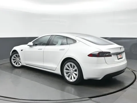 More photos of 2020 Tesla Model S Long Range Plus at Gravity Autos Chicago, IL