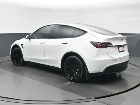 More photos of 2023 Tesla Model Y Long Range at Gravity Autos Chicago, IL