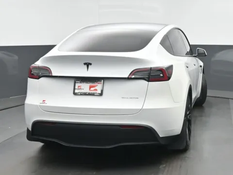 More photos of 2023 Tesla Model Y Long Range at Gravity Autos Chicago, IL
