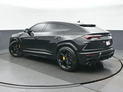 More photos of 2021 Lamborghini Urus at Gravity Autos Chicago, IL