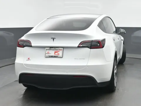 More photos of 2022 Tesla Model Y Long Range at Gravity Autos Chicago, IL