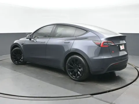 More photos of 2021 Tesla Model Y Long Range at Gravity Autos Chicago, IL