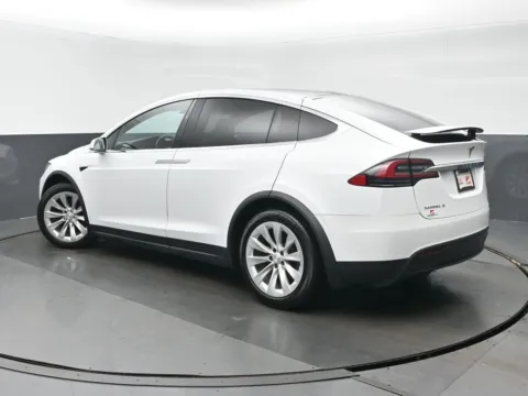 More photos of 2018 Tesla Model X 100D at Gravity Autos Chicago, IL