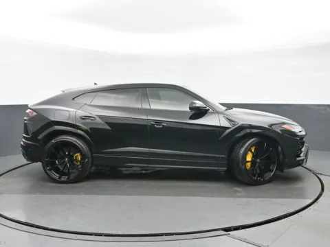 Photos of 2019 Lamborghini Urus for sale in Highland Park, IL at Gravity Autos Chicago