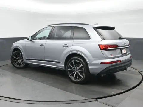More photos of 2021 Audi Q7 55 Premium Plus at Gravity Autos Chicago, IL