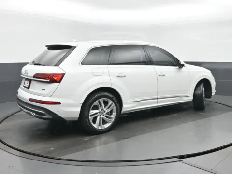 Another view of 2020 Audi Q7 55 Premium Plus for sale in Highland Park, IL at Gravity Autos Chicago