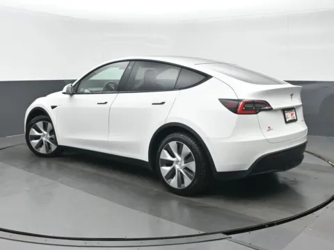 More photos of 2021 Tesla Model Y Long Range at Gravity Autos Chicago, IL