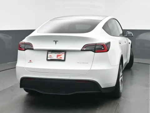 More photos of 2021 Tesla Model Y Long Range at Gravity Autos Chicago, IL
